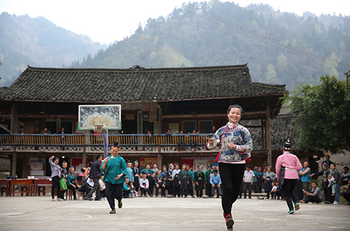 3月7日，在贵州省丹寨县扬武镇基加苗寨，苗族妇女在参加夹乒乓球赛跑。当日，基加苗寨的村民欢聚一堂，以拔河、夹乒乓球赛跑、跳芦笙舞、展示蜡染绘画等活动，共庆“三八”妇女节的到来。