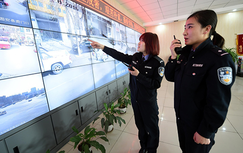 3月8日，河北省固安县公安局110指挥中心接警员在派警。