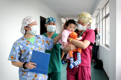 这是2015年7月6日在武警西藏边防总队医院拍摄的西藏部分唇腭裂患儿在中国“微笑行动”走进西藏慈善公益活动中免费接受治疗的资料照片。新华社发（王群 摄）