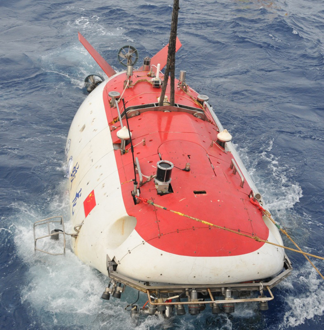2015年2月3日，“蛟龙”号载人潜水器在入水下潜。当日，中国载人潜水器“蛟龙”号在西南印度洋迎来第100次下潜。