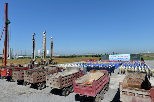 这是2015年8月21日拍摄的首钢京唐二期项目启动仪式现场。京津冀协同发展上升为国家战略两年来，土地面积21.6万平方公里、人口过亿的京津冀地区深化交流合作，在产业、生态、环保等三大领域取得重要进展。