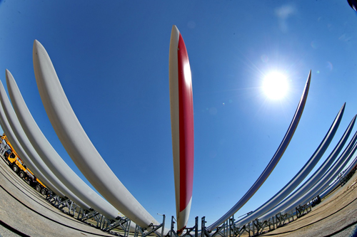 这是秦皇岛市经济技术开发区一风电设备生产企业生产的风电叶片（2015年5月4日摄）。