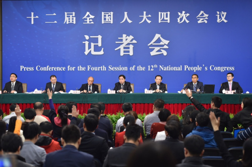 十八大人口资源环境_全国政协人口资源环境委员会主任贾治邦.摄影/章轲-全国