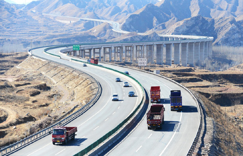 这是河北省S52保阜高速公路通天河大桥段。“十三五”期间，河北省将加大交通基础设施建设，加快京津冀地区交通互联互通，到2020年，河北省高速公路通车总里程将达到9000公里，增长50%（2016年2月16日摄）。
