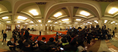 这是记者在人民大会堂部长通道采访（全景相机拍摄）。新华社记者 王建华 摄