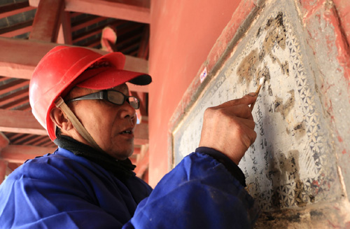 3月19日，在山东省邹城市孟庙景区，维修人员对石刻进行清洗。