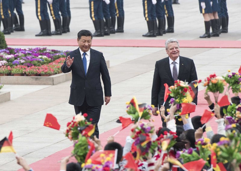 3月21日，国家主席习近平在北京人民大会堂同德国总统高克举行会谈。这是会谈前，习近平在人民大会堂东门外广场为高克举行欢迎仪式。