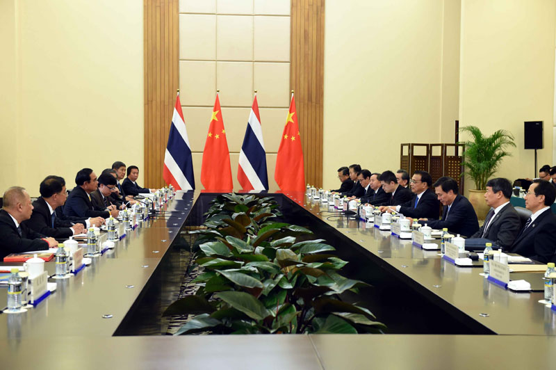 3月23日，国务院总理李克强在海南三亚会见泰国总理巴育。