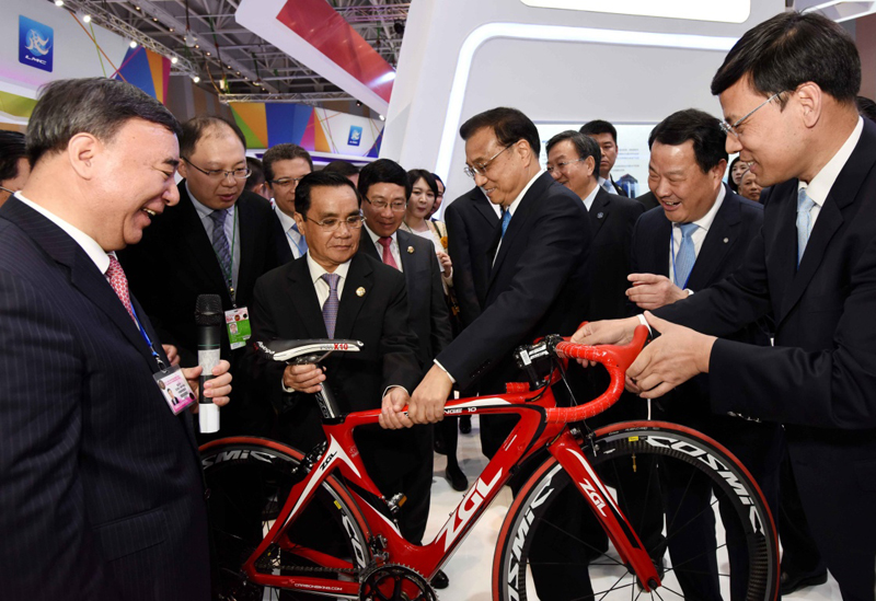 这是李克强同湄公河国家领导人参观新型材料制造的自行车。