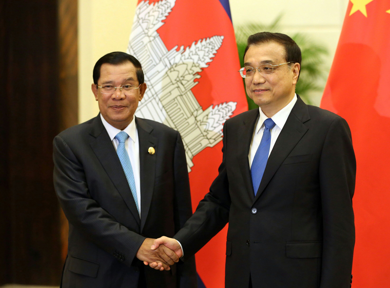 李克强23日会见来华出席澜沧江—湄公河合作首次领导人会议及博鳌亚洲论坛2016年年会的柬埔寨首相洪森。