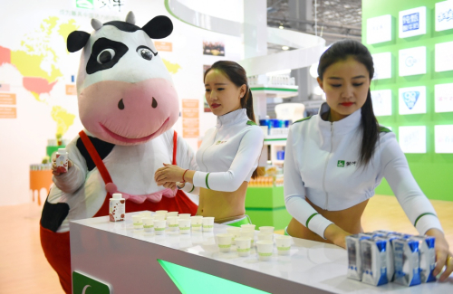 3月26日，参展商在乳业博览会上推介产品。新华社记者 邓华 摄