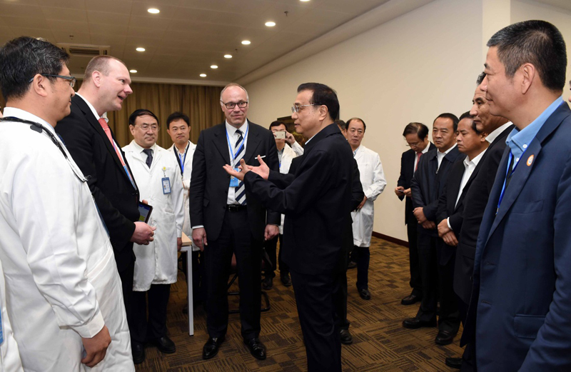这是3月25日，李克强在博鳌乐城国际医疗旅游先行区考察规划建设及建成项目运行情况时，同中外医疗专家亲切交谈。