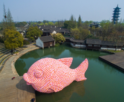 3月27日，粉红色的“浮鱼”首次亮相水乡乌镇西栅景区水剧场。新华社记者 徐昱 摄