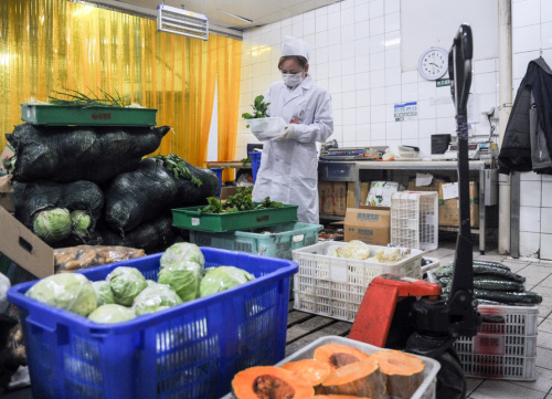 3月27日，齐齐哈尔市大润发超市建华店“快检点”的检测人员在超市仓库对当日新进蔬菜进行抽样。新华社记者 王松 摄