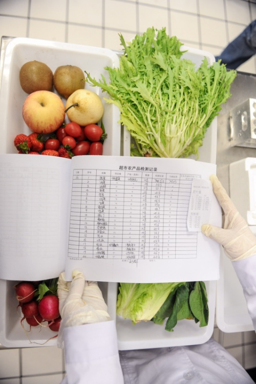 这是齐齐哈尔市大润发超市建华店“快检点”3月26日的果蔬农残检测记录（3月27日摄）。新华社记者 王松 摄