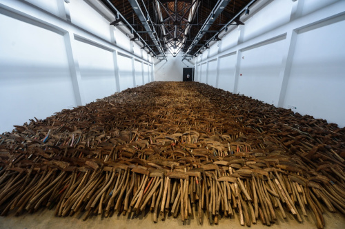 这是参展艺术家毛同强的艺术作品《工具》 ，共用了三万把旧镰刀和锤子（3月27日摄）。新华社记者 徐昱 摄