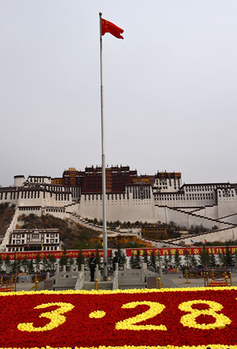这是3月28日拍摄的布达拉宫广场。当日，西藏各族各界代表聚集在拉萨布达拉宫广场，升国旗，唱国歌，庆祝百万农奴解放纪念日。2009年1月19日，西藏自治区九届人大二次会议决定，将每年3月28日定为西藏百万农奴解放纪念日。