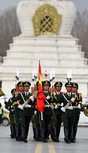 3月28日，国旗护卫队护送国旗走向升旗台。