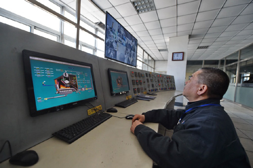 3月30日，在长春市热力集团东岭热力分公司，工作人员在监控锅炉工作情况。