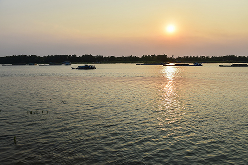 这是4月4日在越南同塔省鸿御县拍摄的夕阳下的湄公河。