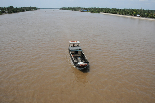 这是4月4日在越南槟椥省周城市拍摄的向湄公河三角洲下游奔涌的前江。