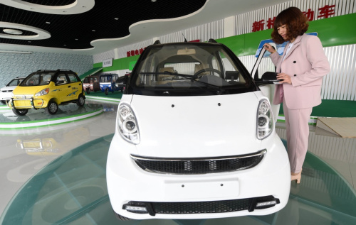 4月5日，顾客在河北省大城县三迪电动车有限公司展厅选购电动汽车。新华社记者 李晓果 摄
