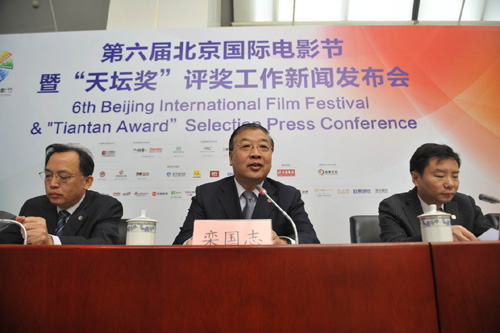 4月6日，国家新闻出版广电总局电影局副局长、北京国际电影节组委会副秘书长栾国志（中）在发布会上介绍电影节筹备情况。