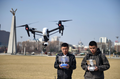 4月6日，孙品上（左）与同事王漾格在进行无人机航拍。新华社记者 张楠 摄