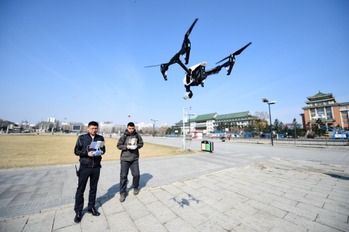 4月6日，孙品上（左）与同事王漾格在进行无人机航拍。新华社记者 张楠 摄