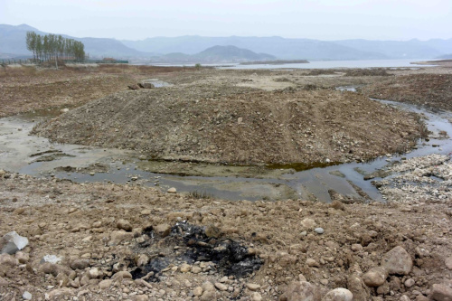 这是在山东省济南市重要水源地卧虎山水库拍摄的裸露的河床（4月6日摄）。新华社记者 朱峥 摄