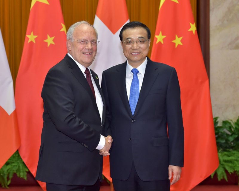 4月7日，国务院总理李克强在北京人民大会堂会见来华进行国事访问的瑞士联邦主席施奈德-阿曼。新华社记者 李涛 摄
