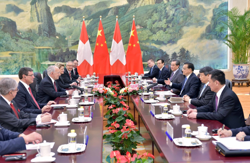 4月7日，中国国务院总理李克强在北京人民大会堂会见来华进行国事访问的瑞士联邦主席施奈德-阿曼。新华社记者 李涛 摄