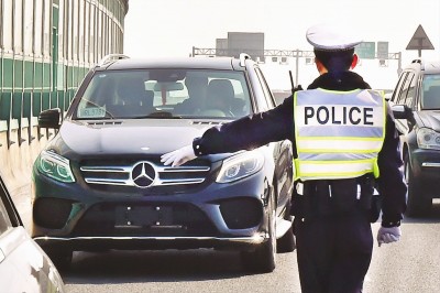 交警在中环上检查无牌和临牌车辆。记者 赵立荣 摄