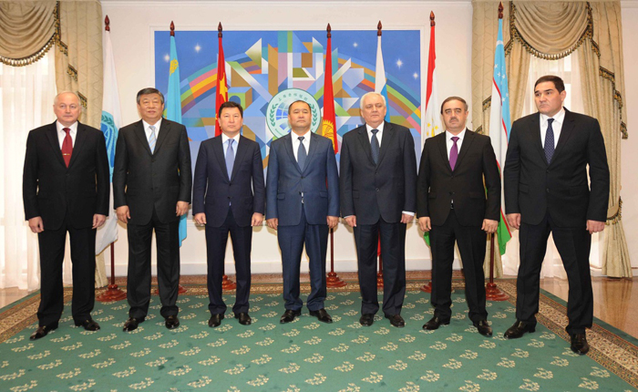 4月8日，在乌兹别克斯坦首都塔什干的上海合作组织（上合组织）反恐怖机构执委会大楼，出席上合组织地区反恐怖机构理事会第28次会议的代表合影留念。当日，上合组织地区反恐怖机构理事会第28次会议8日在乌兹别克斯坦首都塔什干举行。会议决定举行上合组织成员国主管机关“团结－2016”边防联合行动。来自哈萨克斯坦、中国、吉尔吉斯斯坦、俄罗斯、塔吉克斯坦和乌兹别克斯坦6个成员国以及地区反恐怖机构执委会的代表与会。