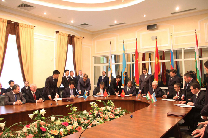 4月8日，在乌兹别克斯坦首都塔什干的上海合作组织（上合组织）反恐怖机构执委会大楼，各国代表团团长参加文件签字仪式。