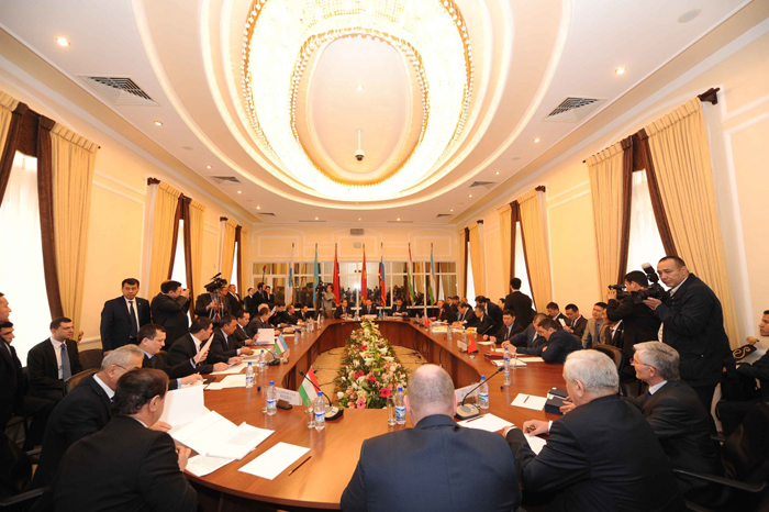 4月8日，在乌兹别克斯坦首都塔什干的上海合作组织（上合组织）反恐怖机构执委会大楼，代表们出席上合组织地区反恐怖机构理事会第28次会议。