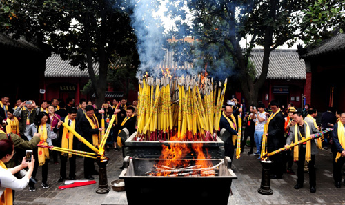 4月9日，香客在河南新郑黄帝故里的黄帝祠前焚香。