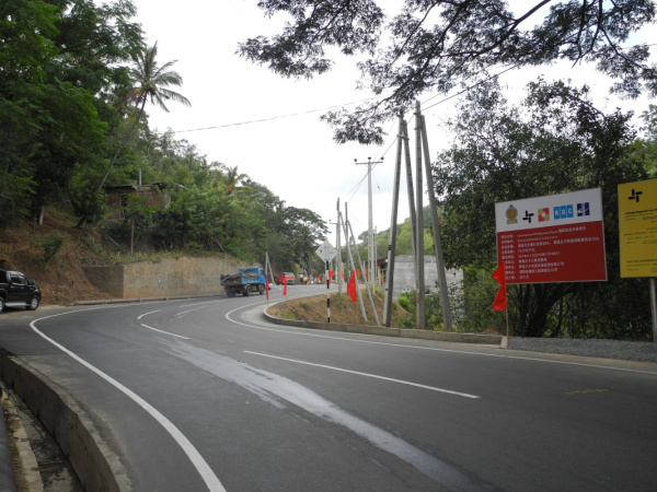这是2014年9月18日拍摄的由中国湖南建工集团承建的斯里兰卡C11公路改造项目一角。由湖南建工集团承建的斯里兰卡C11公路是连通佛教圣城康提和红茶产地努沃勒埃利耶的最便捷道路，极大方便了沿线80万当地民众的出行。C11公路改造项目2011年由中国国家开发银行提供贷款，2012年3月正式开工。中国公路提升当地速度，中国电站带去无限光明。斯里兰卡政策研究院院长凯勒伽玛在接受记者采访时表示，中国与斯里兰卡的友谊不曾中断，体现在今天就是一系列大型项目的建设和完工带来的可喜变化。新华社发