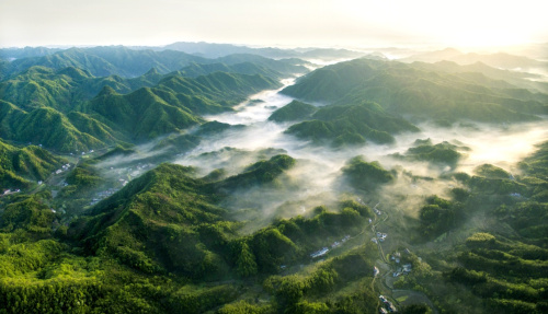 俯瞰云雾缭绕的霍山县东西溪乡山村（4月8日摄）。新华社发（徐程 摄）