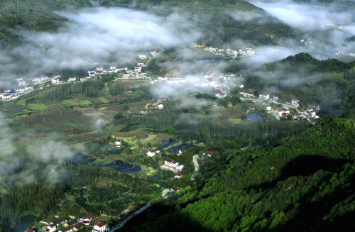 俯瞰云雾缭绕的霍山县东西溪乡山村（4月8日摄）。新华社发（汪宝 摄）