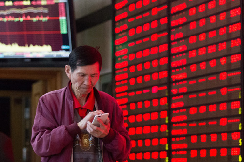 4月11日，股民在南京一证券营业厅关注股市行情。