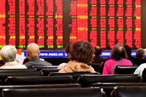 4月11日，股民在吉林省长春市一家证券营业部内关注股市行情。当日，上证综指报收于3033.96点，涨49.00点，较前一交易日上涨1.64%。