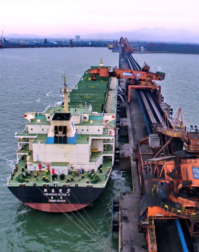 4月11日，一艘轮船靠泊在河北省秦皇岛港煤炭码头装货。