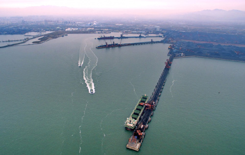 4月11日，一艘轮船靠泊在河北省秦皇岛港煤炭码头装货。记者从河北省交通厅获悉，2016年截止到3月底，河北省港口货物吞吐量达2.2亿吨，同比增长3.3%，实现首季“开门红”。