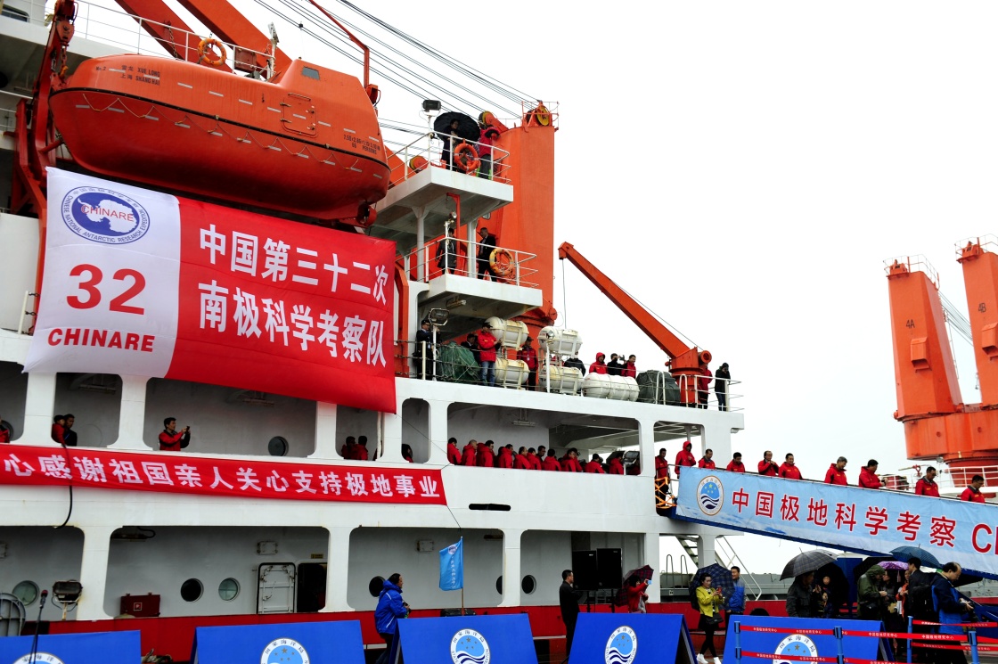 4月12日，中国第32次南极科考队员走下“雪龙”号。当日，历时158天、总航程约3万海里，中国第32次南极考察队圆满完成各项考察任务，乘坐“雪龙”号返回位于上海的极地考察国内基地码头。中国第32次南极考察队于2015年11月7日从上海启程，在南极考察期间，共完成45项科学考察项目和30项后勤保障与建设项目，取得丰硕成果。新华社记者 张建松 摄