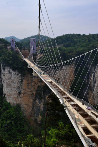 施工中的张家界大峡谷人行玻璃桥（4月12日摄）。