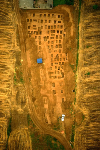 在南水北调中线工程文物考古发掘工作中，考古人员在河南漯河市发现一处战国至西汉时期的大型墓葬群，所有墓葬均保存完整（2013年6月8日摄）。