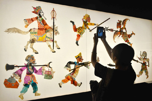 2015年9月20日，位于杭州的中国美院民艺博物馆正式对开放。这是参观者在中国美院民艺博物馆拍摄《西游记》相关皮影作品。