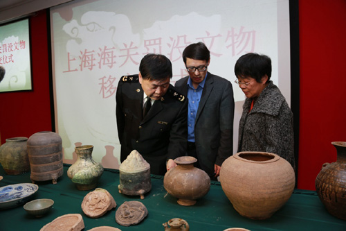 2014年12月8日，工作人员在核对转交的走私罚没文物。上海海关将近年来查获的1600余件走私罚没文物正式移交上海市文物局，并由上海市历史博物馆收藏。