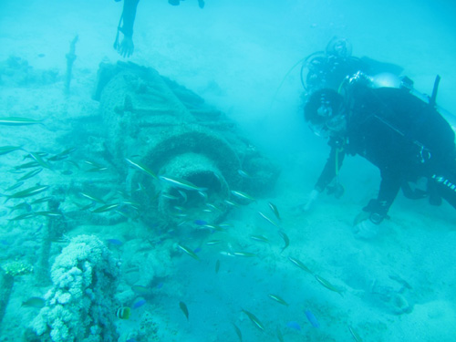 考古专家在南海水下沉船遗址区域工作（2013年5月摄）。
